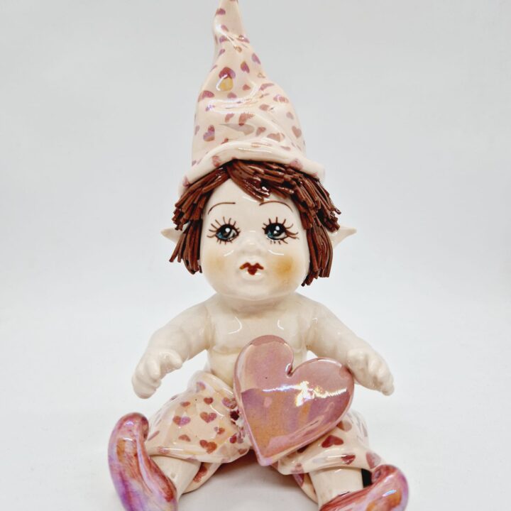 Sitting elf with heart