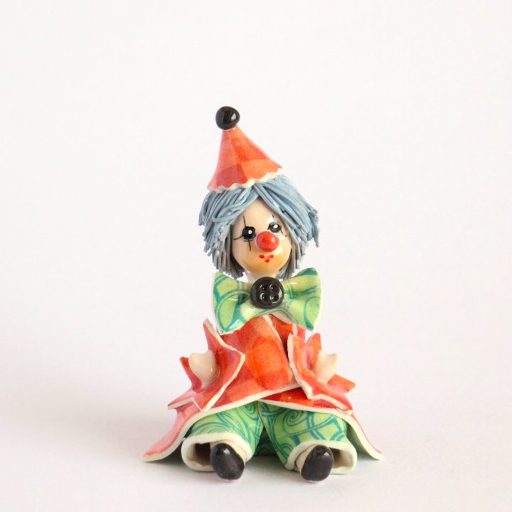 Sitting clown with button