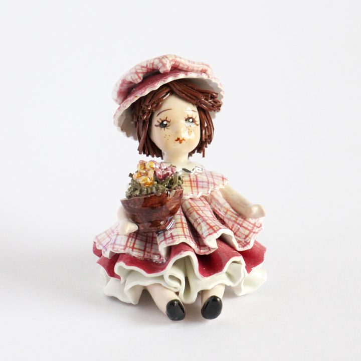 Sitting doll / flowers